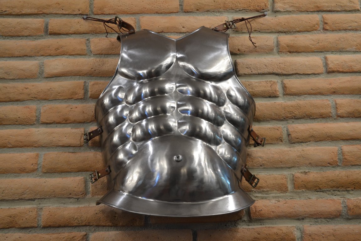 Imperivm Tab, dettaglio arredamento: la corazza del gladiatore